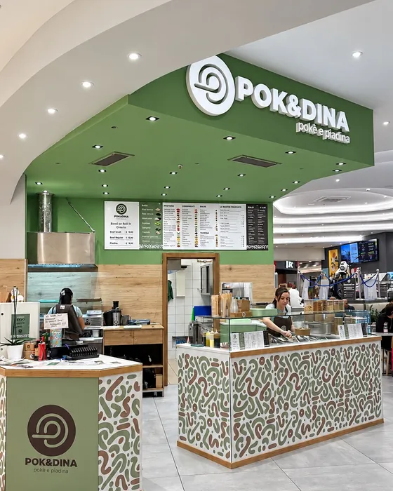 Il locale POK&DINA nell'area ristorazione del centro commerciale Tanit, con l'insegna verde