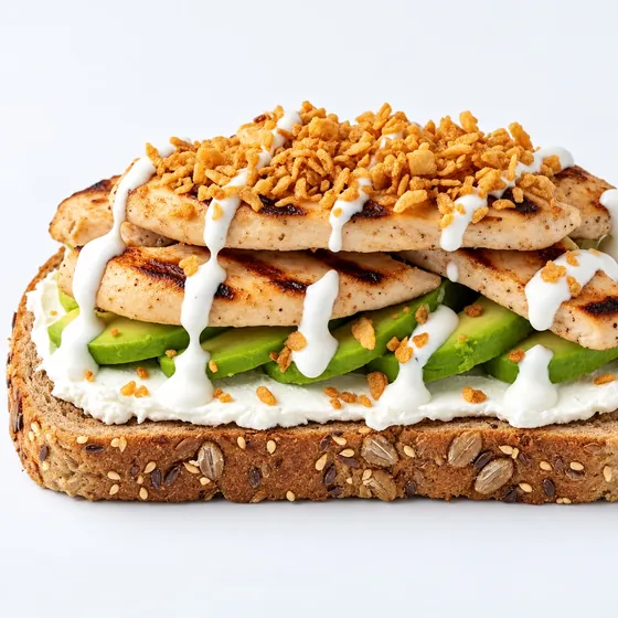 L'avocado toast Pollo Grill: pollo alla griglia e avocado su pane ai cereali