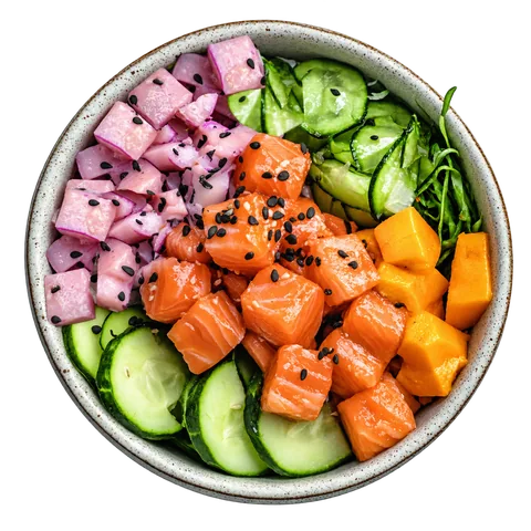 Un'insalata della casa nella ciotola, con salmone, cetrioli e mango