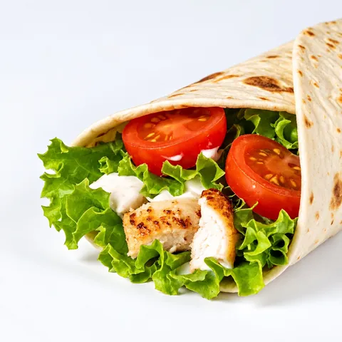 Una piadina della casa, arrotolata, con pollo alla griglia, lattuga e pomodori