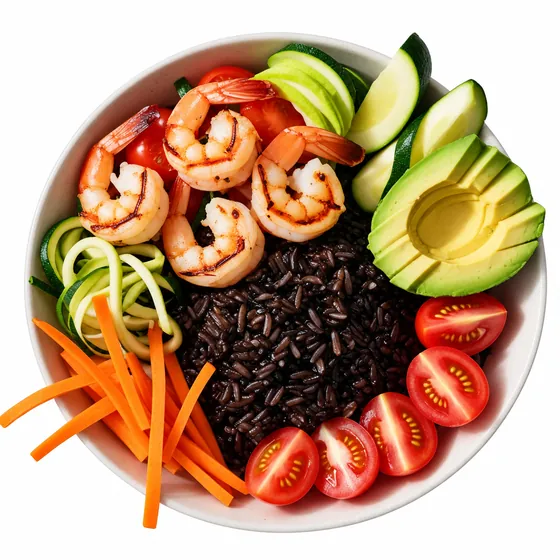 La Pokè Shrimp: gamberi, riso Venere, avocado, pomodorini, carote e zucchine